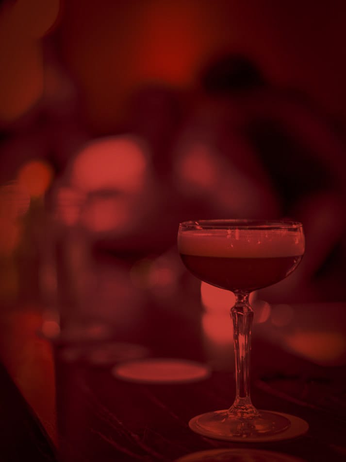 een drankje op de bar van iemand die een drankje heeft besteld in onze club