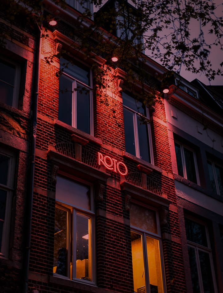 de buitenkant van roto met mooie rode sfeerverlichting