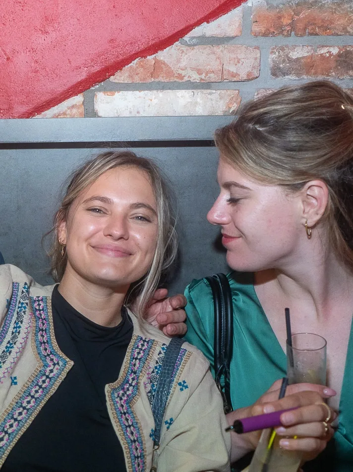 Twee vrouwen tijdens een weekendfeest in club Roto, met promotekst 'Zaterdag' in beeld.